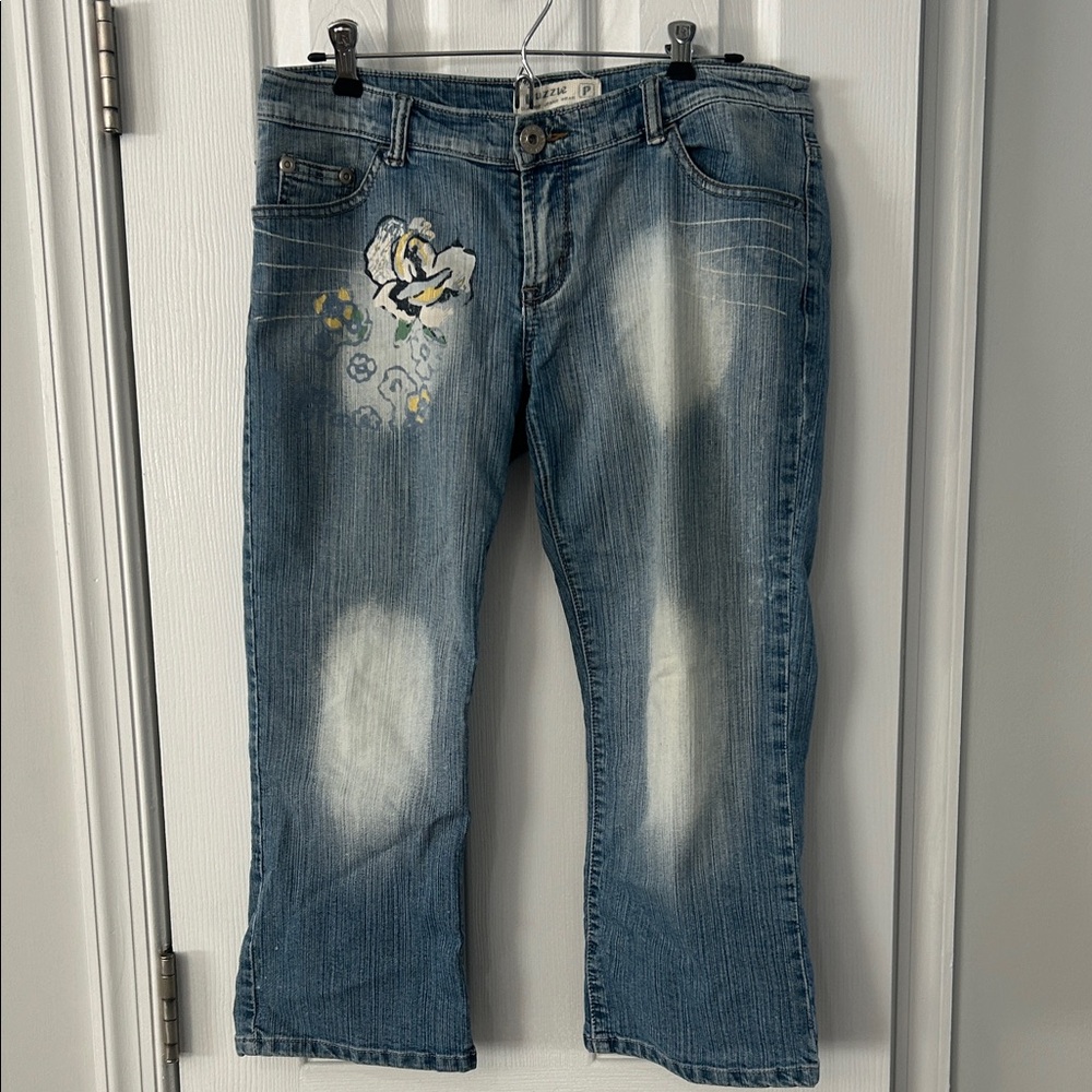 Puzzle brand cropped Jeans with Embroidered Detail Y2K